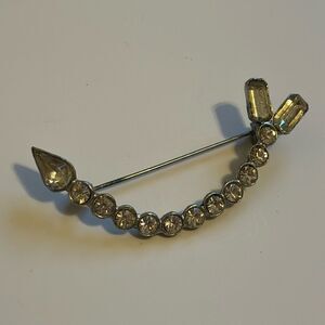 Vintage Art Deco Clear Rhinestone and Silver Tone Arrow Brooch Pin